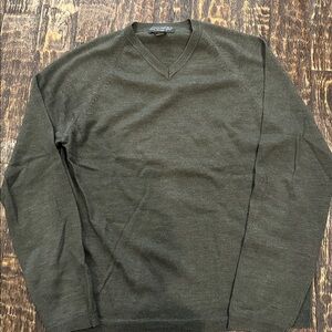 Banana Republic Olive V-Neck Merino Sweater men’s size small